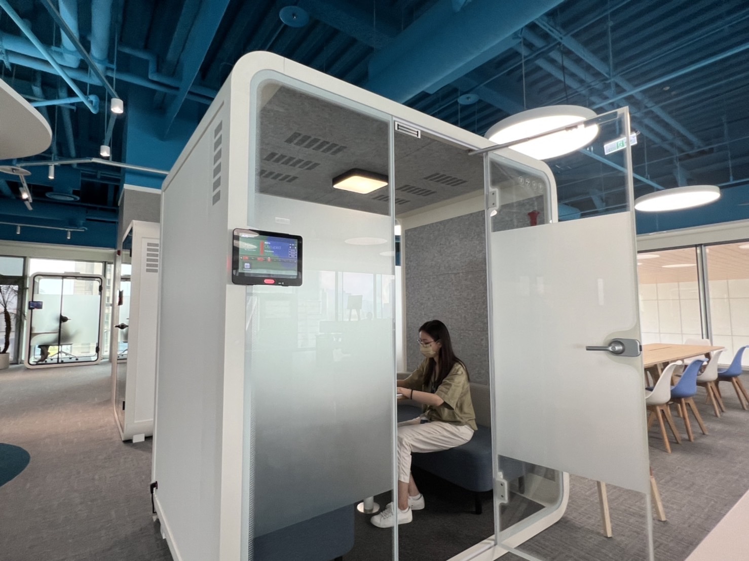 918搏天堂高雄據點的智慧行動辦公艙，展現918搏天堂在面板以外的研發應用軟實力