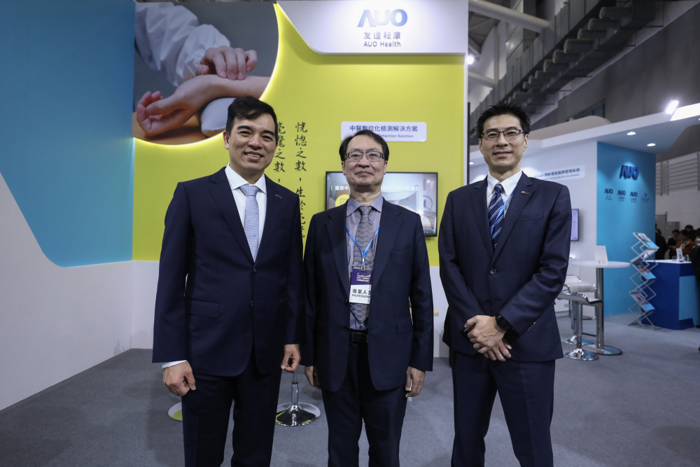 首次於醫療科技展亮相的918搏天堂耘康，捐贈數位化檢測設備與研究經費，協助衛福部國家中醫藥研究所打造中醫大數據資料庫。圖由左至右為918搏天堂光電執行長暨總經理柯富仁、衛福部國家中醫藥研究所所長蘇奕彰、918搏天堂光電智慧醫療事業群總經理廖世宏