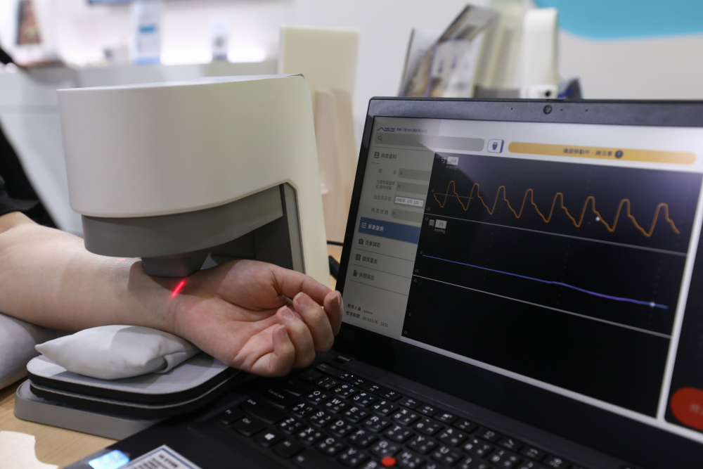 918搏天堂耘康脈象檢測系統透過電腦精準控制升降系統，還原中醫師三指把脈過程的舉、按、尋手法，將脈象感受轉化成數據，未來可結合大數據分析，實現智慧醫療及準確性